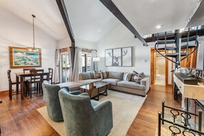 Smart-tv, eldstad och böcker