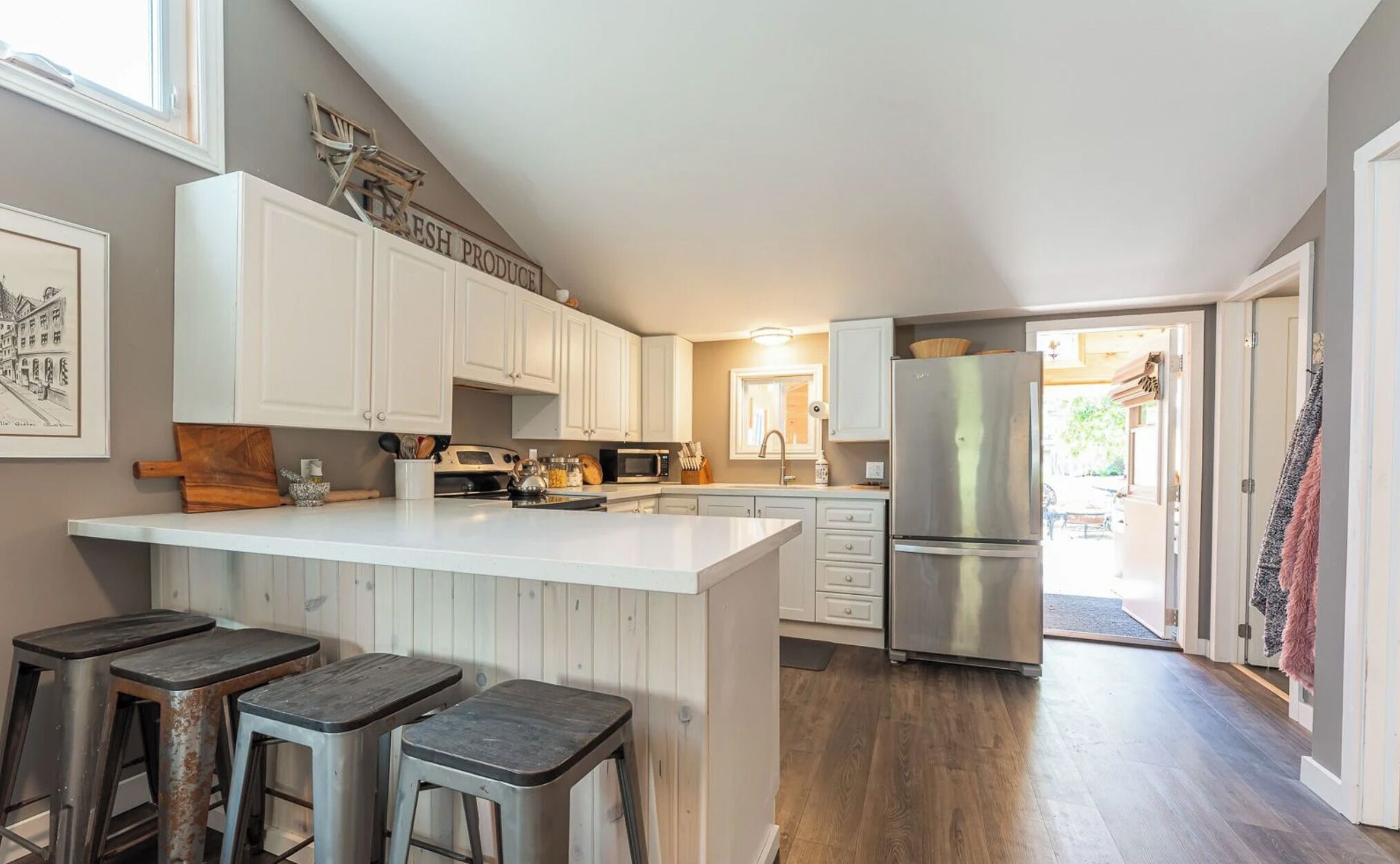 Réfrigérateur, four à micro-ondes, un four, surface de cuisson