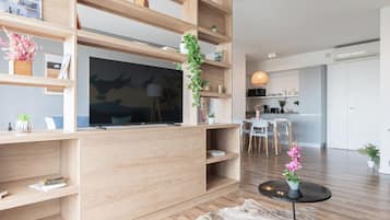 Departamento Deluxe, balcón, vista al río | Área de sala de estar