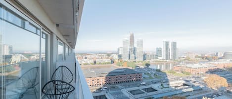 Un edificio alto con vistas a un paisaje urbano, que incluye un río y varios edificios.