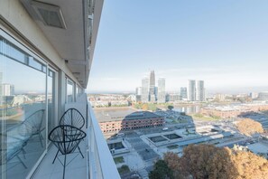 Familienapartment, Balkon, Flussblick | Terrasse/Patio