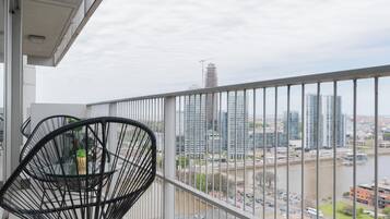 Departamento Deluxe, balcón, vista al río | Terraza o patio