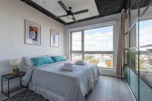 Căn hộ dành cho gia đình, ban công, quang cảnh sông | 1 phòng ngủ, bàn, khu vực làm việc phù hợp cho laptop, màn/rèm cản sáng 