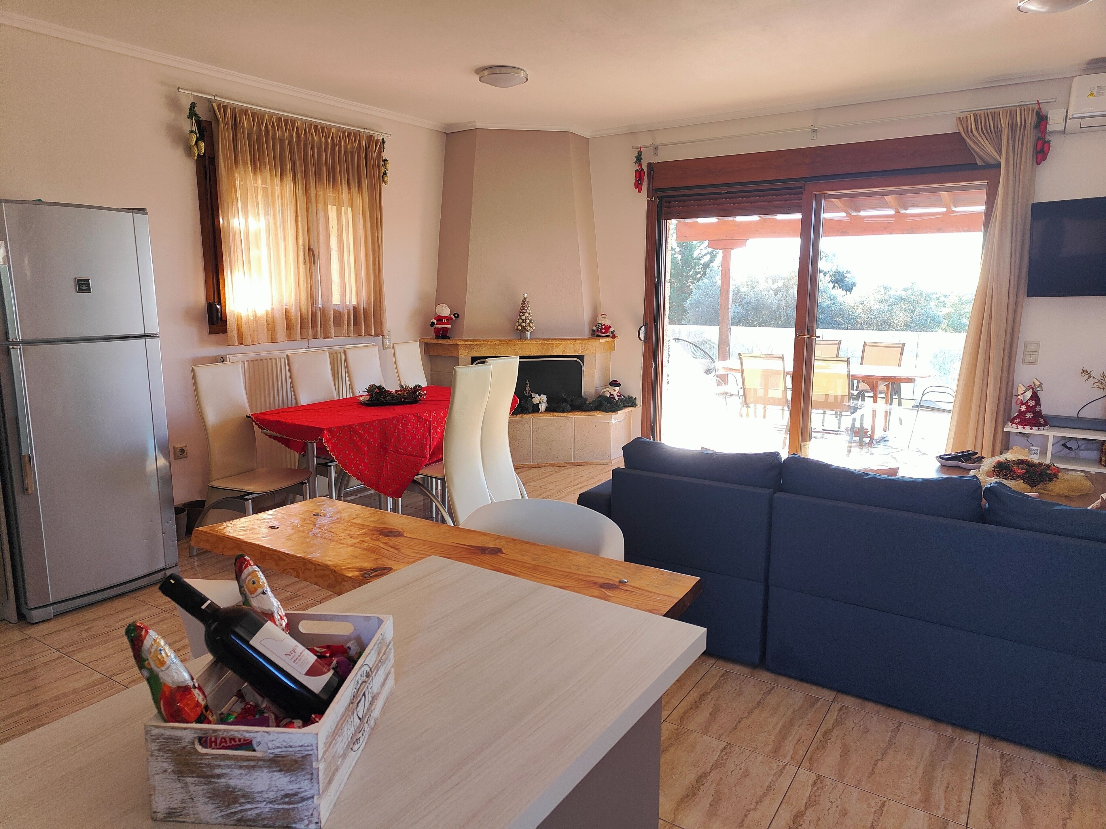 Villa tradicional | Área de sala de estar | Smart TV de 32 pulgadas con canales digitales y chimenea 