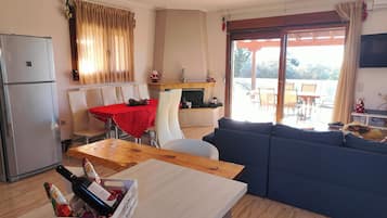 Villa tradicional | Área de sala de estar | Smart TV de 32 pulgadas con canales digitales y chimenea