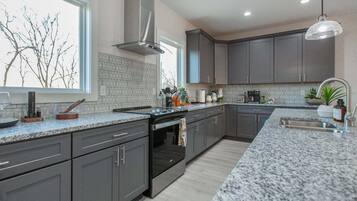 Een koelkast, een magnetron, een oven, een kookplaat