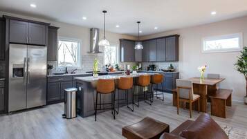 Frigorífic, microones, forn i placa de cuina