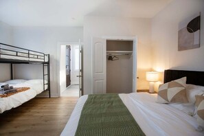 3 chambres, bureau, fer et planche à repasser, accès au Wi-Fi (inclus)