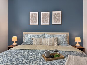 2 Schlafzimmer, Schreibtisch, Bügeleisen/Bügelbrett, Reisekinderbett