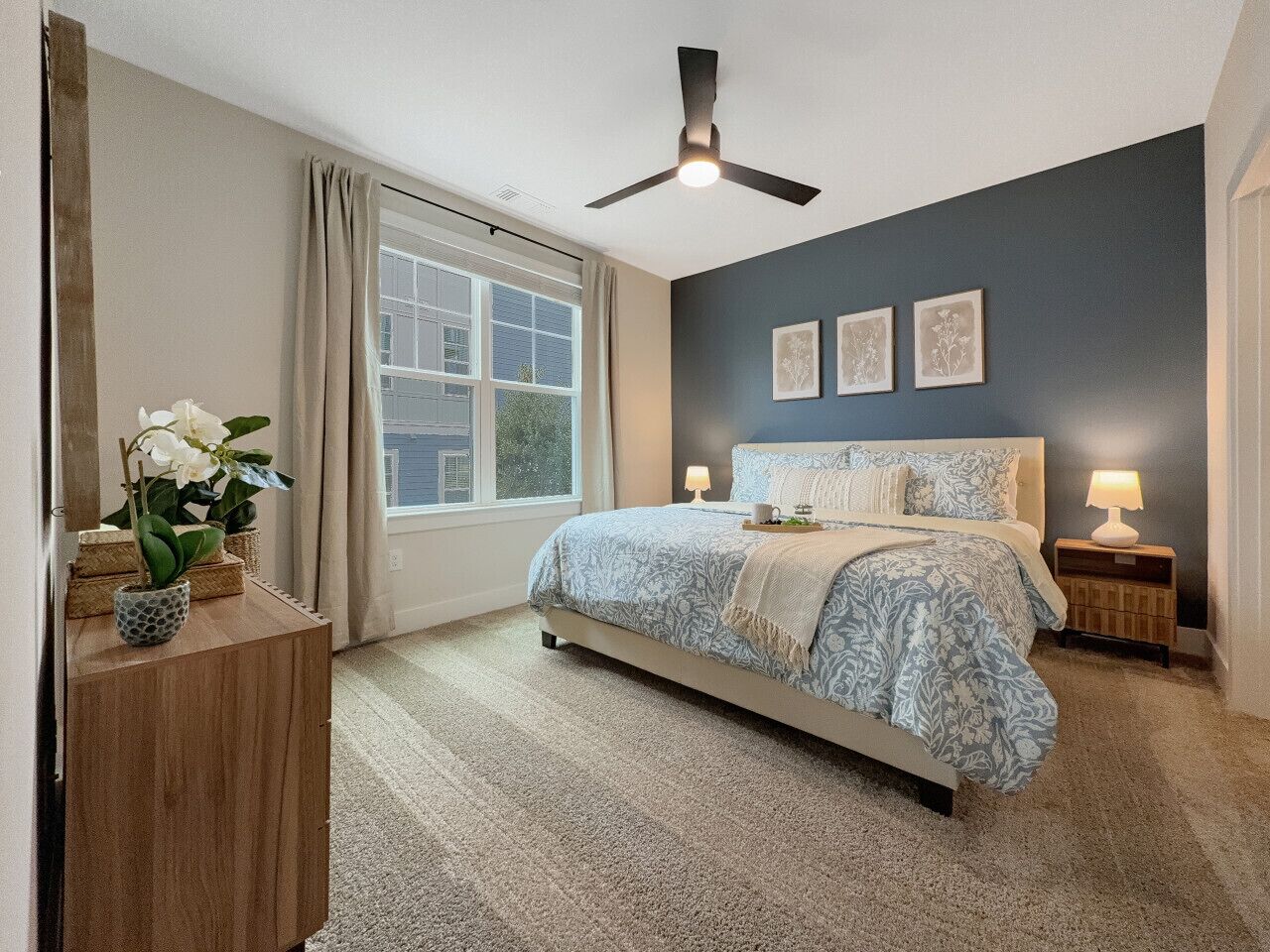 2 slaapkamers, een bureau, een strijkplank/strijkijzer, reisbedje