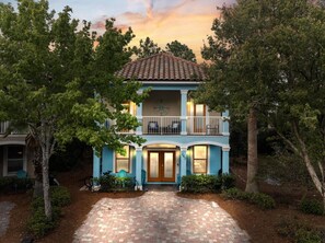 Exterior - Destin`d To Be Here · Resort Lagoon Pool/Hot Tub: Beach Trolley & Bikes (Destin)