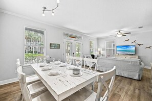 Dining - Destin`d To Be Here · Resort Lagoon Pool/Hot Tub: Beach Trolley & Bikes (Destin)