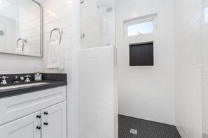 Dusche, Whirlpool, Haartrockner, Handtücher