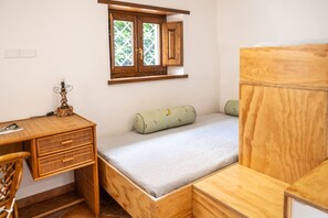 1 habitación, escritorio, tabla de planchar con plancha y wifi 