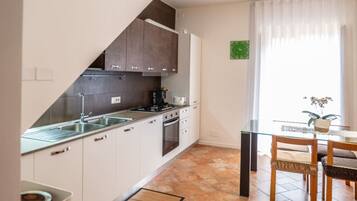 Jääkaappi, uuni, liesi, astianpesukone