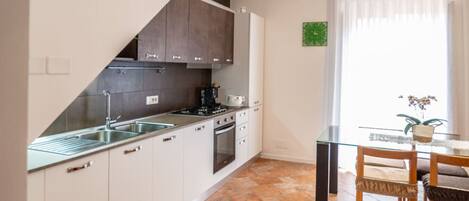 Kühlschrank, Ofen, Herdplatte, Geschirrspüler