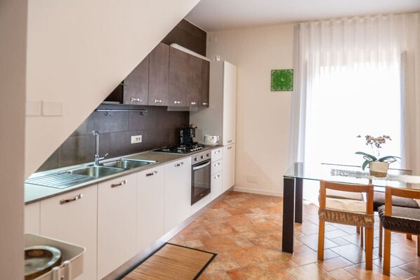 Refrigerador, horno, parrilla de estufa y lavavajillas 