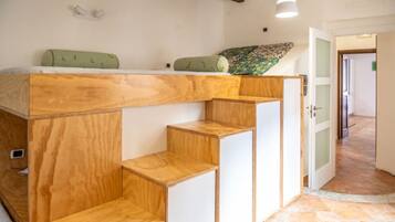 1 makuuhuone, työpöytä, silitysrauta/-lauta, Wi-Fi