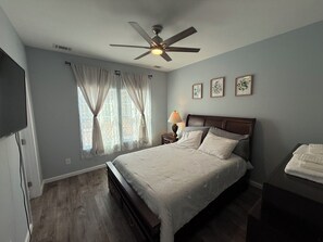 3 bedrooms, in-room safe, desk, iron/ironing board - Charming 3-bedroom Guest Suite with WiFi and AC in Savannah GA (Garden City)