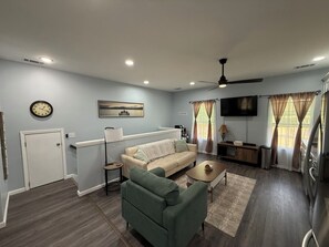 Smart TV, video games, video library, stereo - Charming 3-bedroom Guest Suite with WiFi and AC in Savannah GA (Garden City)