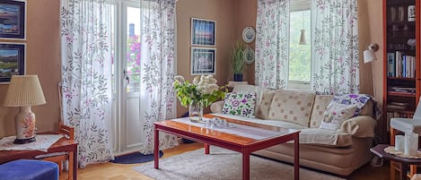 Ein Wohnzimmer mit einer Couch, einem Couchtisch und einem Bücherregal.