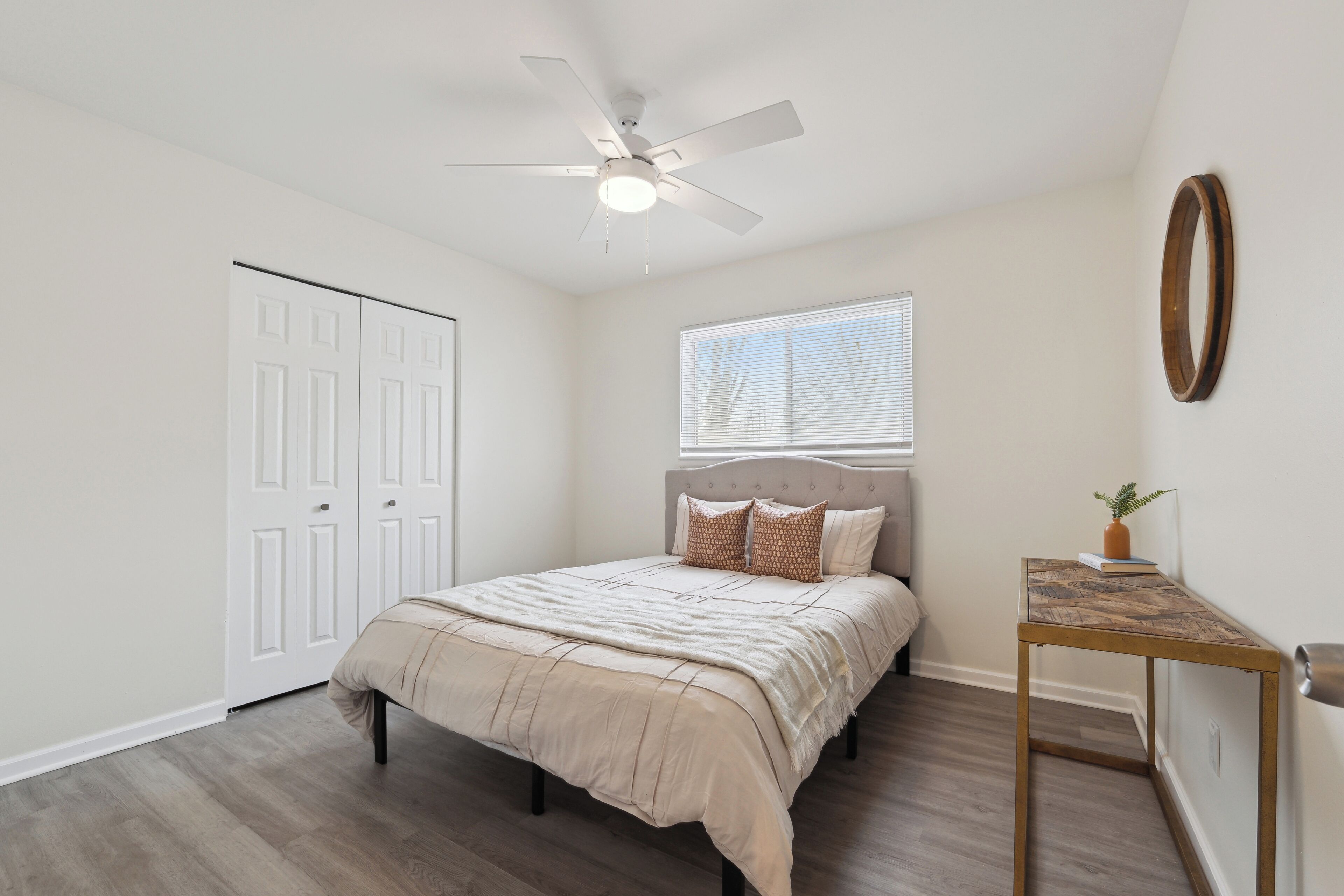 3 habitaciones, tabla de planchar con plancha, wifi y ropa de cama 