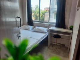 Basic Tek Büyük Yataklı Oda, Veranda, Şehir Manzaralı | Ücretsiz kablosuz İnternet