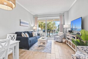 Fernseher, DVD-Player, Bücher, Videothek