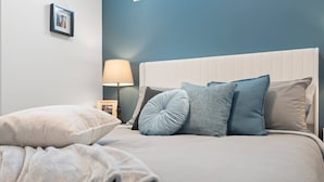 2 bedrooms, WiFi - Brand New Stylish Mahogany Suite (Calgary)