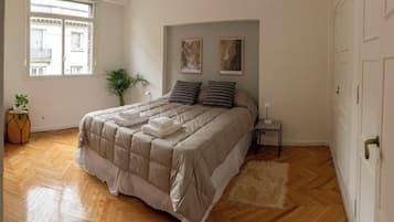 3 habitaciones, cortinas blackout y tabla de planchar con plancha