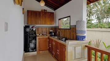 Villa, 1 habitación, vistas a la piscina | Cocina básica privada | Frigorífico, microondas, placa de cocina y lavavajillas