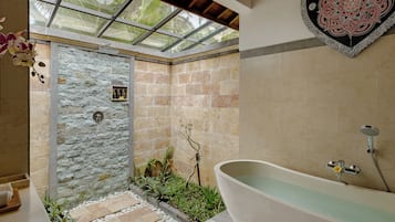 Villa, 1 habitación, vistas a la piscina | Baño | Artículos de higiene personal gratuitos, albornoces, zapatillas y jabón