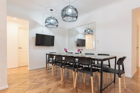 Apartamento, 4 quartos | Área de estar. MOT Charcas 3000