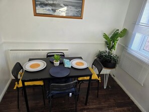 Dining - West Winds Sleeps 4 with Garden (Wolverhampton)