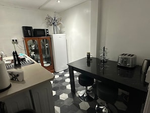 Geladeira, micro-ondas, torradeira