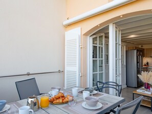 Outdoor dining - Les Marines de Gassin by Interhome (Gassin)