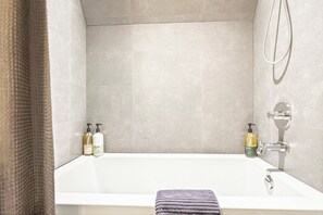 Handtücher, Shampoo, Toilettenpapier