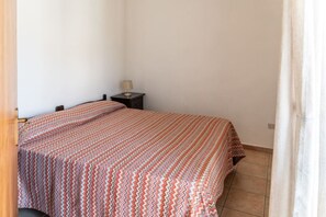 2 makuuhuonetta, silitysrauta/-lauta, vuodevaatteet