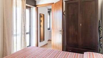 2 slaapkamers, een strijkplank/strijkijzer, beddengoed