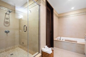 Dusche, Bidet, Handtücher, Toilettenpapier