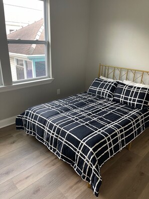 Une chambre à coucher avec un lit, une fenêtre et une vue sur l’extérieur.