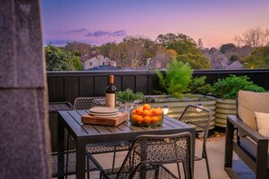 Outdoor dining - Contemporary bi-level unit w/private roof deck (Los Angeles)