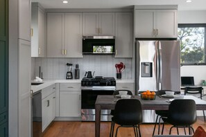 Jääkaappi, mikroaaltouuni, uuni, liesi