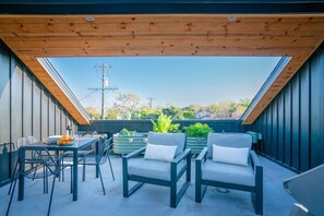 Outdoor dining - Contemporary bi-level unit w/private roof deck (Los Angeles)
