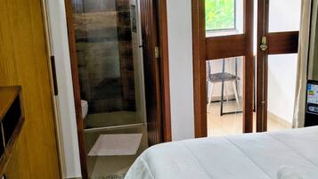 Executive Triple Room | Desk, free WiFi