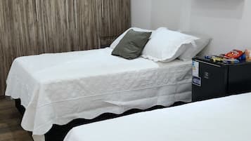Habitación cuádruple familiar, 1 habitación | Escritorio y wifi gratis