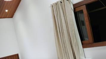 Quarto quádruplo família, 1 quarto | 1 quarto, escrivaninha, Wi-Fi de cortesia
