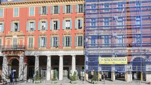 A historic building with red facade and green shutters, adjacent to a building under construction with scaffolding. - Le Palais du Vieux Port by Interhome (Nice)