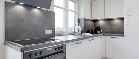 ثلاجة، ميكروويف، فرن، غسالة أطباق