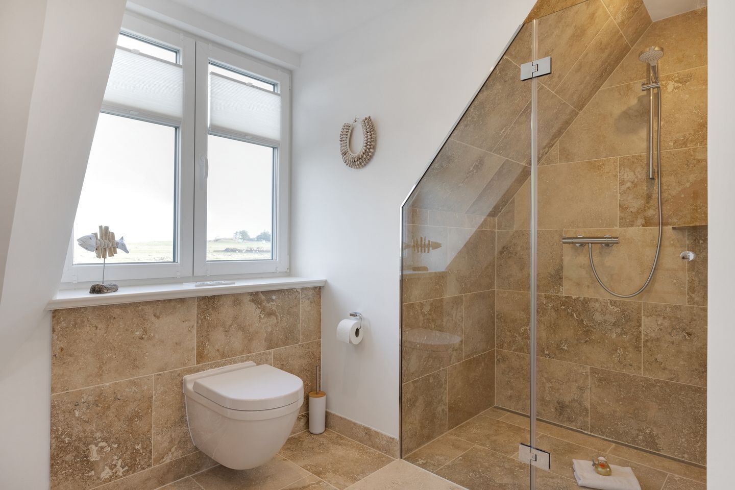 Douche, sèche-cheveux, serviettes fournies, savon